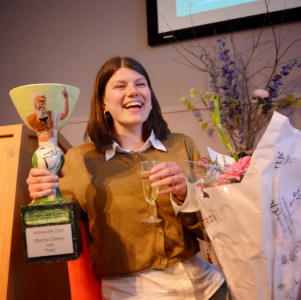 Martha Claeys wint de Socratesbeker met haar boek 'Trots'